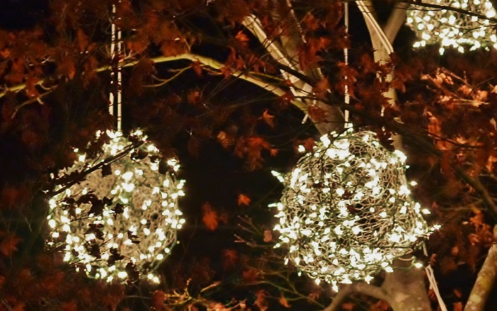 How to Make Lighted Christmas Balls - Redeem Your Ground | RYGblog.com