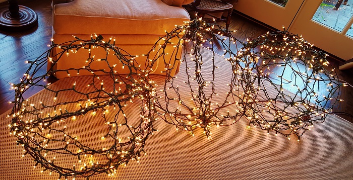 Non Chicken Wire Lighted Christmas Balls - Redeem Your Ground | RYGblog.com