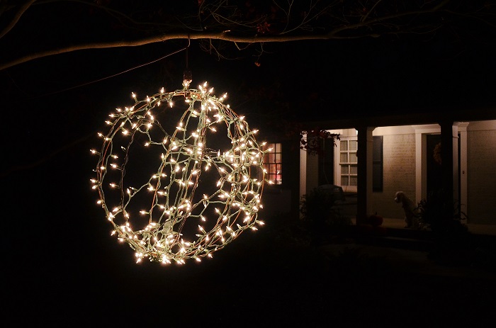 Non Chicken Wire Lighted Christmas Balls - Redeem Your Ground | RYGblog.com